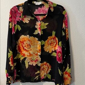 100% Silk Black Floral Button Down Shirt. By: Maggy London
Long sleeves.
Sz 10